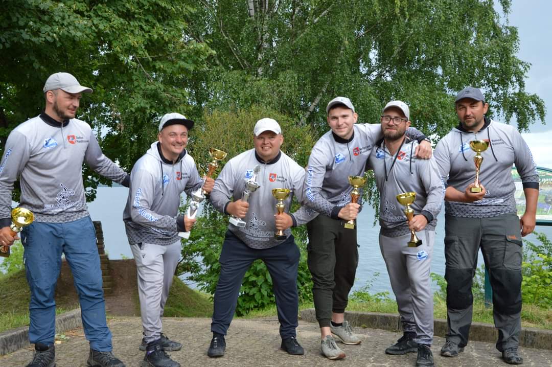 Žvejo Tribūna Feeder Team 2 komanda su trofėjumi