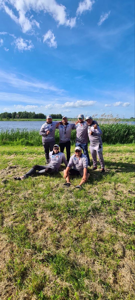 Komanda prie vandens
